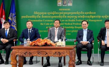 មន្ដ្រីជាន់ខ្ពស់សុខាភិបាលបន្ដអំពាវនាវដល់ក្រុមគ្រូពេទ្យទាំងអស់ ត្រូវអនុវត្ដវិជ្ជាជីវៈវេជ្ជសាស្រ្ដឱ្យបានត្រឹមត្រូវ និងមានក្រមសីលធម៌ខ្ពស់បម្រើប្រជាពលរដ្ឋប្រកបដោយសុវត្ថិភាព និងគុណភាព