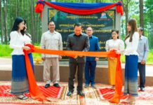 រដ្ឋមន្ត្រី ហួត ហាក់ អញ្ជើញសម្ពោធផ្លូវបេតុង និងអ៊ុតកៅស៊ូប្រវែង ៧គីឡូម៉ែត្រ នៅតំបន់ឋានសួគ៌គិរីរម្យ ខេត្តកំពង់ស្ពឺ ដែលចំណាយថវិកាសាងសង់ជាង១លានដុល្លារ