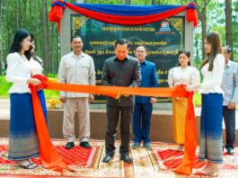 រដ្ឋមន្ត្រី ហួត ហាក់ អញ្ជើញសម្ពោធផ្លូវបេតុង និងអ៊ុតកៅស៊ូប្រវែង ៧គីឡូម៉ែត្រ នៅតំបន់ឋានសួគ៌គិរីរម្យ ខេត្តកំពង់ស្ពឺ ដែលចំណាយថវិកាសាងសង់ជាង១លានដុល្លារ