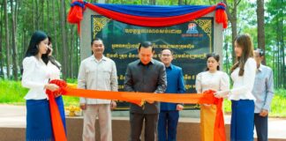 រដ្ឋមន្ត្រី ហួត ហាក់ អញ្ជើញសម្ពោធផ្លូវបេតុង និងអ៊ុតកៅស៊ូប្រវែង ៧គីឡូម៉ែត្រ នៅតំបន់ឋានសួគ៌គិរីរម្យ ខេត្តកំពង់ស្ពឺ ដែលចំណាយថវិកាសាងសង់ជាង១លានដុល្លារ