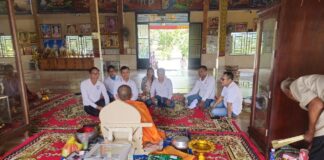 ថ្នាក់ដឹកនាំសមាគមសម្ព័ន្ធយុវជនដើម្បីសន្តិភាព ចុះសួរសុខទុក្ខព្រះចៅអធិការវត្តខ្មែរពុទ្ធភូមិជាយដែនសីមារាម នេះជាការពង្រឹងសាមគ្គីភាពរវាងពុទ្ធចក្រ និងអាណាចក្រ ដើម្បីសន្តិភាពសង្គម