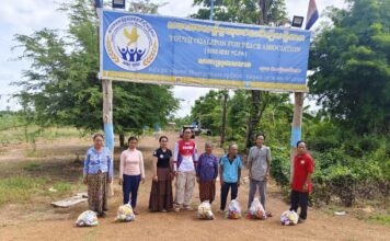 សមាគមសម្ព័ន្ធយុវជនដើម្បីសន្តិភាព សាខាស្រុកសេសាន នាំយកអំណោយមនុស្សធម៌ចែកជូនចាស់ជរា និងផ្ញើសារសួរសុខទុក្ខដល់វីរកងទ័ពជួរមុខ