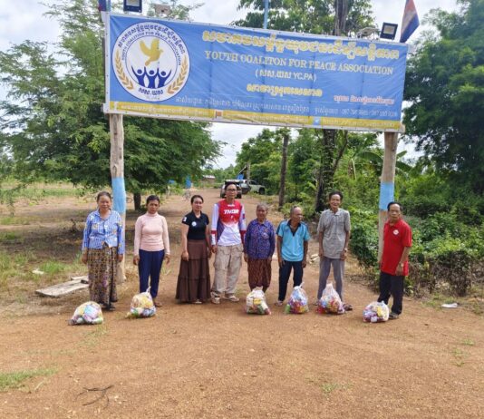 សមាគមសម្ព័ន្ធយុវជនដើម្បីសន្តិភាព សាខាស្រុកសេសាន នាំយកអំណោយមនុស្សធម៌ចែកជូនចាស់ជរា និងផ្ញើសារសួរសុខទុក្ខដល់វីរកងទ័ពជួរមុខ