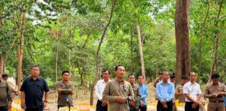 អភិបាលខេត្តកំពង់ធំ ចុះជួបសំណេះសំណាលផ្ទាល់ជាមួយសហគមន៍មូលដ្ឋាន ដើម្បីជំរុញការអភិវឌ្ឍ និងដោះស្រាយបញ្ហាប្រឈម