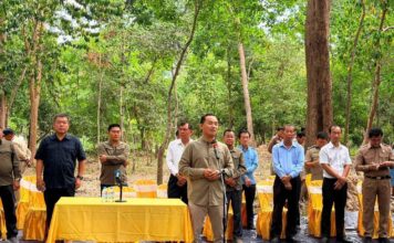 អភិបាលខេត្តកំពង់ធំ ចុះជួបសំណេះសំណាលផ្ទាល់ជាមួយសហគមន៍មូលដ្ឋាន ដើម្បីជំរុញការអភិវឌ្ឍ និងដោះស្រាយបញ្ហាប្រឈម