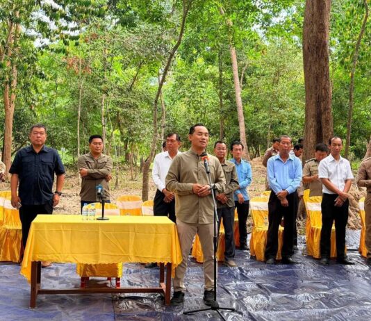 អភិបាលខេត្តកំពង់ធំ ចុះជួបសំណេះសំណាលផ្ទាល់ជាមួយសហគមន៍មូលដ្ឋាន ដើម្បីជំរុញការអភិវឌ្ឍ និងដោះស្រាយបញ្ហាប្រឈម