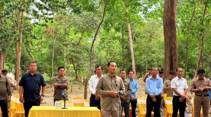 អភិបាលខេត្តកំពង់ធំ ចុះជួបសំណេះសំណាលផ្ទាល់ជាមួយសហគមន៍មូលដ្ឋាន ដើម្បីជំរុញការអភិវឌ្ឍ និងដោះស្រាយបញ្ហាប្រឈម