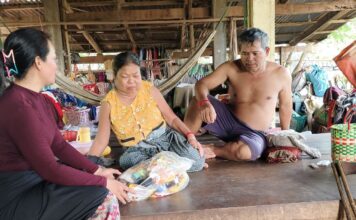 មន្ត្រីសមាគមសម្ព័ន្ធយុវជនដើម្បីសន្តិភាព ចុះសួរសុខទុក្ខ និងនាំយកអំណោយមនុស្សធម៌ចែកជូនប្រជាពលរដ្ឋចាស់ជរាក្នុងស្រុកសេសាន ខេត្តស្ទឹងត្រែង