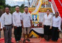 លោកជំទាវ លំ គន្ធារី អភិបាលរងខេត្តកំពង់ធំ ប្រធានប្រតិបត្តិសាខាសមាគមនារីកម្ពុជាដើម្បីសន្តិភាពនិងអភិវឌ្ឍន៍ នាំយកថវិការបស់សម្ដេចកិត្តិសង្គហបណ្ឌិត ម៉ែន សំអន ឧត្តមប្រឹក្សាផ្ទាល់ព្រះមហាក្សត្រ ប្រធានសមាគមនារីកម្ពុជាដើម្បីសន្តិភាព និងអភិវឌ្ឍន៍ ជួយគ្រួសារសពនៅស្រុកសណ្តាន់