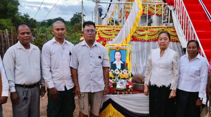 លោកជំទាវ លំ គន្ធារី អភិបាលរងខេត្តកំពង់ធំ ប្រធានប្រតិបត្តិសាខាសមាគមនារីកម្ពុជាដើម្បីសន្តិភាពនិងអភិវឌ្ឍន៍ នាំយកថវិការបស់សម្ដេចកិត្តិសង្គហបណ្ឌិត ម៉ែន សំអន ឧត្តមប្រឹក្សាផ្ទាល់ព្រះមហាក្សត្រ ប្រធានសមាគមនារីកម្ពុជាដើម្បីសន្តិភាព និងអភិវឌ្ឍន៍ ជួយគ្រួសារសពនៅស្រុកសណ្តាន់