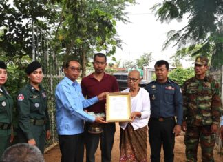 លោកសាយ គឹមឡម នាំយកថវិកាបេឡាមរណសង្គ្រោះប្រគល់ជូនគ្រួសារអតីតយុទ្ធជន និងវិនិវត្តន៍ជនកម្ពុជាចំនួន២គ្រួសារ នៅក្នុងស្រុកស្ទោង