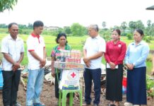 អាជ្ញាធរស្រុកតាំងគោក ចុះអន្តរាគមន៍ និងនាំយកអំណោយកាកបាទក្រហម ចែកជូនប្រជាពលរដ្ឋរងគ្រោះដោយខ្យល់កន្ត្រាក់ នៅឃុំច្រនាង