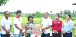 អាជ្ញាធរស្រុកតាំងគោក ចុះអន្តរាគមន៍ និងនាំយកអំណោយកាកបាទក្រហម ចែកជូនប្រជាពលរដ្ឋរងគ្រោះដោយខ្យល់កន្ត្រាក់ នៅឃុំច្រនាង