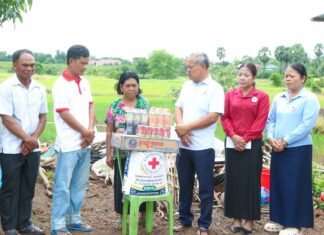 អាជ្ញាធរស្រុកតាំងគោក ចុះអន្តរាគមន៍ និងនាំយកអំណោយកាកបាទក្រហម ចែកជូនប្រជាពលរដ្ឋរងគ្រោះដោយខ្យល់កន្ត្រាក់ នៅឃុំច្រនាង