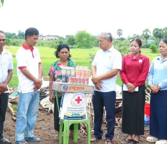 អាជ្ញាធរស្រុកតាំងគោក ចុះអន្តរាគមន៍ និងនាំយកអំណោយកាកបាទក្រហម ចែកជូនប្រជាពលរដ្ឋរងគ្រោះដោយខ្យល់កន្ត្រាក់ នៅឃុំច្រនាង