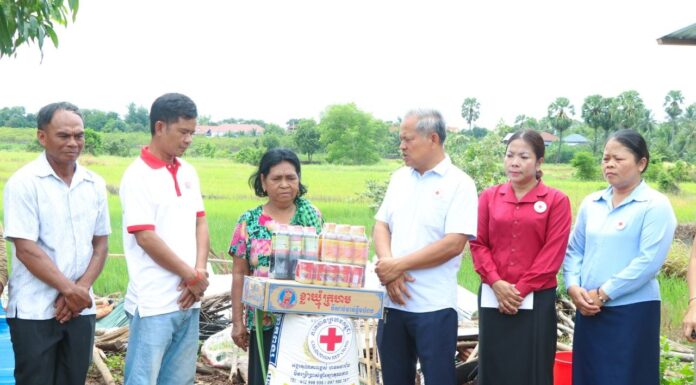 អាជ្ញាធរស្រុកតាំងគោក ចុះអន្តរាគមន៍ និងនាំយកអំណោយកាកបាទក្រហម ចែកជូនប្រជាពលរដ្ឋរងគ្រោះដោយខ្យល់កន្ត្រាក់ នៅឃុំច្រនាង