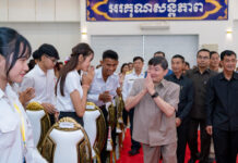 លោក ហេង សួរ អបអរសាទរ និងផ្ដល់អាហារូបករណ៍នៅសាលា TVET ដល់សិស្សប្រឡងបាក់ឌុបក្នុងស្រុកកំពង់សៀម ខេត្តកំពង់ចាម