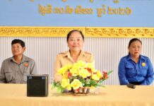 លោកជំទាវ លំ គន្ធារី ជួបសំណេះសំណាល សួរសុខទុក្ខ និងនាំយកអំណោយមនុស្សធម៌ជូនគ្រួសារខ្វះខាត២៦គ្រួសារ នៅឃុំក្តីដូង