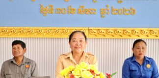 លោកជំទាវ លំ គន្ធារី ជួបសំណេះសំណាល សួរសុខទុក្ខ និងនាំយកអំណោយមនុស្សធម៌ជូនគ្រួសារខ្វះខាត២៦គ្រួសារ នៅឃុំក្តីដូង