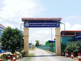 សមាគមសម្ព័ន្ធយុវជនដើម្បីសន្តិភាព សាខាខេត្តបន្ទាយមានជ័យ នាំយកអំណោយមនុស្សធម៌ជូនវរៈសេនាតូចនគរបាលការពារព្រំដែនគោកលេខ៨១៥