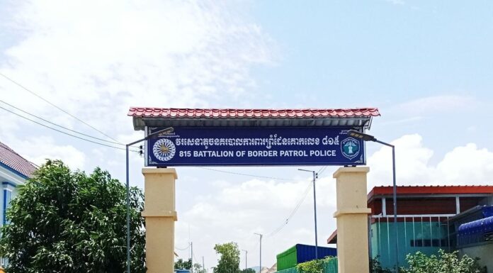 សមាគមសម្ព័ន្ធយុវជនដើម្បីសន្តិភាព សាខាខេត្តបន្ទាយមានជ័យ នាំយកអំណោយមនុស្សធម៌ជូនវរៈសេនាតូចនគរបាលការពារព្រំដែនគោកលេខ៨១៥