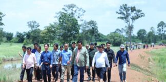 លោកអភិបាលខេត្តឧត្តរមានជ័យ ចុះពិនិត្យស្ថានភាពស្ពាននិងផ្លូវថ្នល់ដែលរងការខូចខាតដោយសារជំនន់ទឹកភ្លៀង