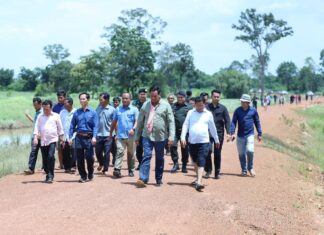 លោកអភិបាលខេត្តឧត្តរមានជ័យ ចុះពិនិត្យស្ថានភាពស្ពាននិងផ្លូវថ្នល់ដែលរងការខូចខាតដោយសារជំនន់ទឹកភ្លៀង