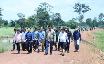 លោកអភិបាលខេត្តឧត្តរមានជ័យ ចុះពិនិត្យស្ថានភាពស្ពាននិងផ្លូវថ្នល់ដែលរងការខូចខាតដោយសារជំនន់ទឹកភ្លៀង