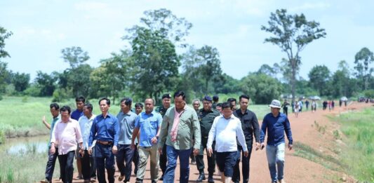 លោកអភិបាលខេត្តឧត្តរមានជ័យ ចុះពិនិត្យស្ថានភាពស្ពាននិងផ្លូវថ្នល់ដែលរងការខូចខាតដោយសារជំនន់ទឹកភ្លៀង