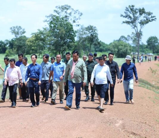 លោកអភិបាលខេត្តឧត្តរមានជ័យ ចុះពិនិត្យស្ថានភាពស្ពាននិងផ្លូវថ្នល់ដែលរងការខូចខាតដោយសារជំនន់ទឹកភ្លៀង