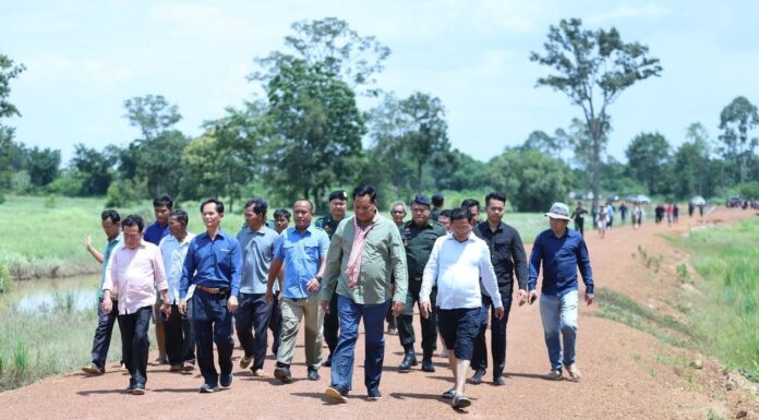 លោកអភិបាលខេត្តឧត្តរមានជ័យ ចុះពិនិត្យស្ថានភាពស្ពាននិងផ្លូវថ្នល់ដែលរងការខូចខាតដោយសារជំនន់ទឹកភ្លៀង