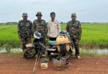 លោក យ៉េង យ៉ាន និងកម្លាំងសមត្ថកិច្ចជំនាញ ចុះល្បាតប្រទះឃើញមុខសញ្ញាឆក់ត្រី២នាក់ រត់ចោលម៉ូតូ២គ្រឿង និងឧបករណ៍បក្សពួក នៅក្រុងស្ទឹងសែន