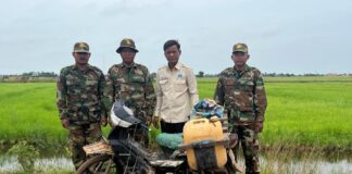 លោក យ៉េង យ៉ាន និងកម្លាំងសមត្ថកិច្ចជំនាញ ចុះល្បាតប្រទះឃើញមុខសញ្ញាឆក់ត្រី២នាក់ រត់ចោលម៉ូតូ២គ្រឿង និងឧបករណ៍បក្សពួក នៅក្រុងស្ទឹងសែន