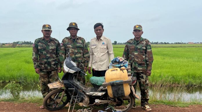 លោក យ៉េង យ៉ាន និងកម្លាំងសមត្ថកិច្ចជំនាញ ចុះល្បាតប្រទះឃើញមុខសញ្ញាឆក់ត្រី២នាក់ រត់ចោលម៉ូតូ២គ្រឿង និងឧបករណ៍បក្សពួក នៅក្រុងស្ទឹងសែន