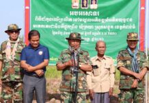 ឧត្តមសេនីយ៍ទោ សោម ស៊ុន ដឹកនាំអតីតយុទ្ធជន ដាំដើមឈើប្រណិតនៅក្នុងមណ្ឌលអភិវឌ្ឍន៍អតីតយុទ្ធជន មរតកតេជោធិបតីថ្លុកព្រីង នៅស្រុកសន្ទុក ខេត្តកំពង់ធំ