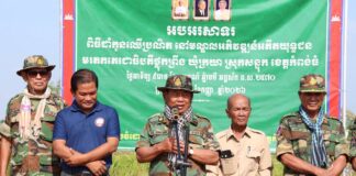 ឧត្តមសេនីយ៍ទោ សោម ស៊ុន ដឹកនាំអតីតយុទ្ធជន ដាំដើមឈើប្រណិតនៅក្នុងមណ្ឌលអភិវឌ្ឍន៍អតីតយុទ្ធជន មរតកតេជោធិបតីថ្លុកព្រីង នៅស្រុកសន្ទុក ខេត្តកំពង់ធំ