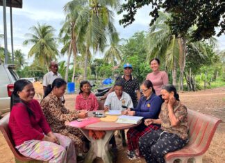 គណៈកម្មាធិការគណបក្សប្រជាជនកម្ពុជាឃុំទួលគ្រើល រៀបចំកិច្ចប្រជុំសំណេះសំណាលជាមួយមេគ្រួសារបក្ស នៅភូមិជន្លូស