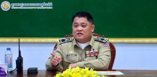 អធិការដ្ឋាននគរបាលស្រុកស្ទោងជំរុញការដំឡើងភ្លើងសូឡាចរាចរណ៍ ដើម្បីសុវត្ថិភាពអ្នកធ្វើដំណើរលើដងផ្លូវ