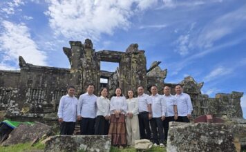 លោកគីម រិទ្ធី និងលោកជំទាវ នាំយកចង្ហាន់ និងទេយ្យវត្ថុវេរប្រគេនព្រះសង្ឃវត្តកែវសិក្ខាគិរីស្វារៈ ក្នុងឱកាសកាន់បិណ្ឌវេនទី១៣ ដើម្បីឧទ្ទិសកុសលជូនវីរយុទ្ធជន និងបុព្វការីជន