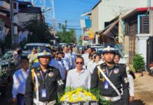 ថ្នាក់ដឹកនាំ និងមន្ត្រីរាជការស្រុកស្ទោង ដាក់កម្រងផ្កាគោរពវិញ្ញាណក្ខន្ធលោក កែវ សុភ័ក្ត្រ អតីតអភិបាលរងស្រុក ដែលទទួលមរណភាពដោយរោគាពាធ