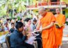 ព្រះគ្រូចៅអធិការវត្តពោធិដំណាក់ចែកអំណោយជូនពលរដ្ឋងាយរងគ្រោះចំនួន៩៤គ្រួសារនៅខេត្តកំពង់ធ