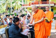 ព្រះគ្រូចៅអធិការវត្តពោធិដំណាក់ចែកអំណោយជូនពលរដ្ឋងាយរងគ្រោះចំនួន៩៤គ្រួសារនៅខេត្តកំពង់ធ
