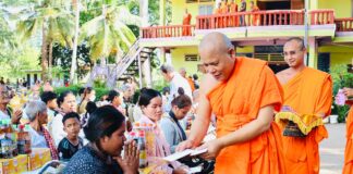 ព្រះគ្រូចៅអធិការវត្តពោធិដំណាក់ចែកអំណោយជូនពលរដ្ឋងាយរងគ្រោះចំនួន៩៤គ្រួសារនៅខេត្តកំពង់ធ