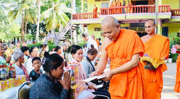 ព្រះគ្រូចៅអធិការវត្តពោធិដំណាក់ចែកអំណោយជូនពលរដ្ឋងាយរងគ្រោះចំនួន៩៤គ្រួសារនៅខេត្តកំពង់ធ