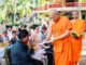 ព្រះគ្រូចៅអធិការវត្តពោធិដំណាក់ចែកអំណោយជូនពលរដ្ឋងាយរងគ្រោះចំនួន៩៤គ្រួសារនៅខេត្តកំពង់ធ
