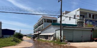 រដ្ឋបាលស្រុកមណ្ឌលសីមា ចុះអន្តរាគមន៍បន្ទាន់រៀបចំផែនការប្រើប្រាស់គ្រឿងចក្រ កែលម្អបញ្ហាទឹកហូរលើផ្លូវជាតិលេខ ៤៨ និងជួសជុលចំណុចប្រឈមគ្រោះថ្នាក់