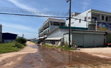 រដ្ឋបាលស្រុកមណ្ឌលសីមា ចុះអន្តរាគមន៍បន្ទាន់រៀបចំផែនការប្រើប្រាស់គ្រឿងចក្រ កែលម្អបញ្ហាទឹកហូរលើផ្លូវជាតិលេខ ៤៨ និងជួសជុលចំណុចប្រឈមគ្រោះថ្នាក់
