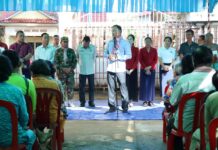 ឧត្តមសេនីយ៍ទោ សោម ស៊ុន អមដំណើរឯកឧត្តម នួន ផារ័ត្ន អភិបាលខេត្តកំពង់ធំ ឧបត្ថម្ភស្បៀងអាហារគ្រឿងឧបភោគបរិភោគ ជូនប្រជាពលរដ្ឋដែលរងគ្រោះដោយគ្រោះមហន្តរាយ ទឹកជំនន់ ចំនួន ៨២៥ គ្រួសារ នៅស្រុកសណ្ដាន់