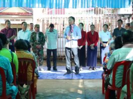 ឧត្តមសេនីយ៍ទោ សោម ស៊ុន អមដំណើរឯកឧត្តម នួន ផារ័ត្ន អភិបាលខេត្តកំពង់ធំ ឧបត្ថម្ភស្បៀងអាហារគ្រឿងឧបភោគបរិភោគ ជូនប្រជាពលរដ្ឋដែលរងគ្រោះដោយគ្រោះមហន្តរាយ ទឹកជំនន់ ចំនួន ៨២៥ គ្រួសារ នៅស្រុកសណ្ដាន់