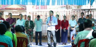 ឧត្តមសេនីយ៍ទោ សោម ស៊ុន អមដំណើរឯកឧត្តម នួន ផារ័ត្ន អភិបាលខេត្តកំពង់ធំ ឧបត្ថម្ភស្បៀងអាហារគ្រឿងឧបភោគបរិភោគ ជូនប្រជាពលរដ្ឋដែលរងគ្រោះដោយគ្រោះមហន្តរាយ ទឹកជំនន់ ចំនួន ៨២៥ គ្រួសារ នៅស្រុកសណ្ដាន់